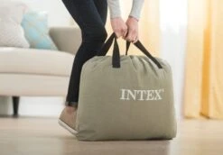 Intex Deluxe Pillow Rest Raised Luchtbed - Queensize - Ingebouwde Elektrische Pomp 16 Intex Deluxe Pillow Rest Raised Luchtbed - Queensize - Ingebouwde Elektrische Pomp -Buitenkampeerwinkel 1320 1900 64136 inuse1 2017 300