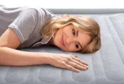 Intex Comfort Plush Hoog Luchtbed - Eenpersoons - Ingebouwde Elektrische Pomp -Buitenkampeerwinkel 1320 1900 64412 inuse2 2022 300