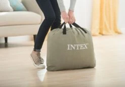 Intex Comfort Plush Extra Hoog Luchtbed - Queensize - Ingebouwde Elektrische Pomp 23 Intex Comfort Plush Extra Hoog Luchtbed - Queensize - Ingebouwde Elektrische Pomp -Buitenkampeerwinkel 1320 1900 64418 inuse1 2017 300