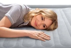 Intex Comfort Plush Luchtbed - Eenpersoons - Ingebouwde Elektrische Pomp -Buitenkampeerwinkel 1320 1900 67766 inuse4 2022 300
