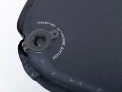 Exped SIM 3.8 LW Zelfopblazende Slaapmat 13 Exped SIM 3.8 LW Zelfopblazende Slaapmat -Buitenkampeerwinkel 1441 1900 sim black valve close 1