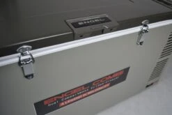 Engel MD60F-C Dual-zone Compressor Koelbox - 57 Liter -Buitenkampeerwinkel 1900 2849 md60fc verschluss detail