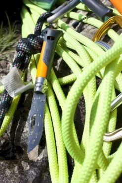 Opinel N°08 Outdoor Zakmes - Oranje 13 Opinel N°08 Outdoor Zakmes - Oranje -Buitenkampeerwinkel 3123840015779 opinel outdoor 8 oranje sfeer1 resultaat