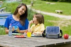 Campingaz Fold 'N Cool Koeltas - 5 Liter 7 Campingaz Fold 'N Cool Koeltas - 5 Liter -Buitenkampeerwinkel 900 1352 cooler fold n cool 5l dark blue 2000011722 lifestyle 2