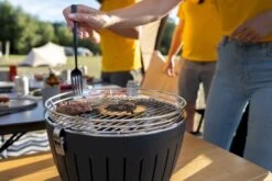 LotusGrill XL Hybrid Houtskoolbarbecue - Rood -Buitenkampeerwinkel lotusgrill in gebruik hamburger 3