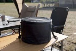 LotusGrill XL Hybrid Houtskoolbarbecue - Rood -Buitenkampeerwinkel lotusgrill in hoes